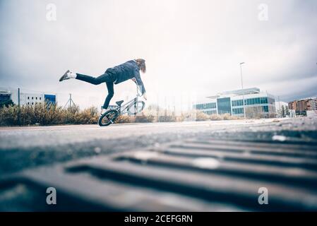 Un jeune homme pratique avec un vélo BMX. Banque D'Images