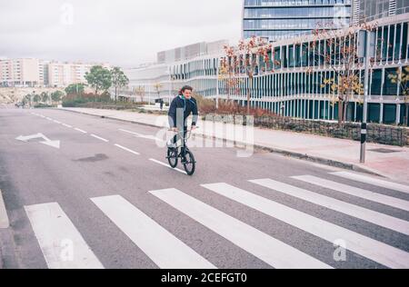 Un jeune homme pratique avec un vélo BMX. Banque D'Images