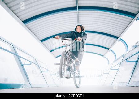 Un jeune homme pratique avec un vélo BMX. Banque D'Images