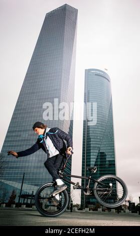 Un jeune homme pratique avec un vélo BMX. Banque D'Images