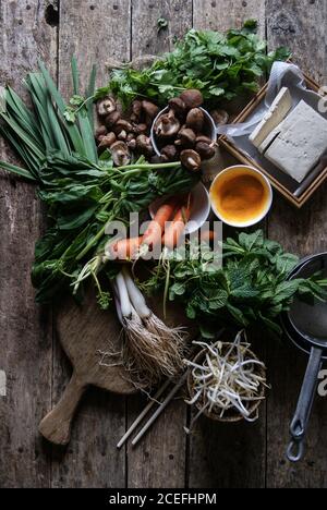 Plat de légumes disposés sur une table rustique pour la préparation Crêpe traditionnelle Banh Xeo Banque D'Images