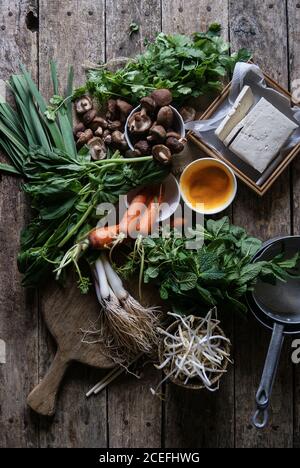 Plat de légumes disposés sur une table rustique pour la préparation Crêpe traditionnelle Banh Xeo Banque D'Images