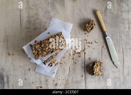 Barres de granola faites maison sur parchemin de cuisson Banque D'Images