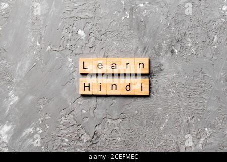 Apprenez le mot hindi écrit sur le bloc de bois. Apprendre le texte hindi sur la table, concept. Banque D'Images