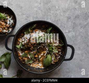 Bol près du pot avec ragoût de lentilles et patate douce curry Banque D'Images