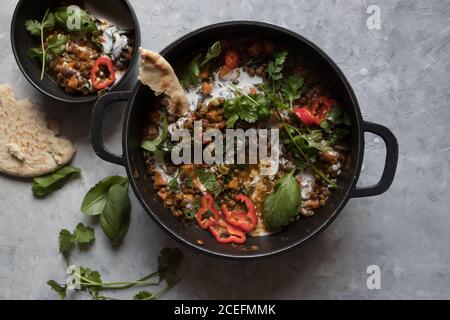 Bol près du pot avec ragoût de lentilles et patate douce curry Banque D'Images