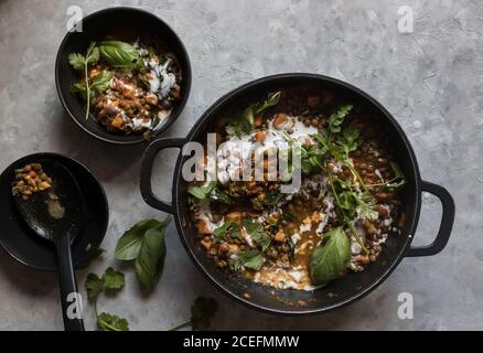 Bol près du pot avec ragoût de lentilles et patate douce curry Banque D'Images