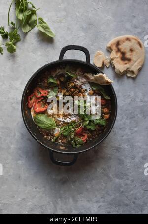 Bol près du pot avec ragoût de lentilles et patate douce curry Banque D'Images