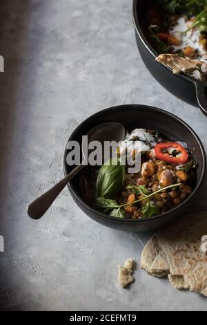 Bol près du pot avec ragoût de lentilles et patate douce curry Banque D'Images