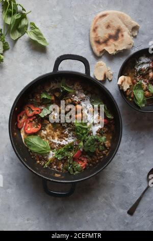 Bol près du pot avec ragoût de lentilles et patate douce curry Banque D'Images