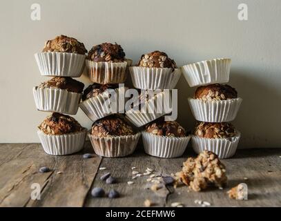 Délicieux muffins à l'épeautre fraîchement cuits sur la table Banque D'Images