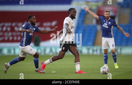 Josh Onomah, de Fulham, a relevé le défi du Junior Hoilett de Cardiff City lors du match du championnat Sky Bet au stade de Cardiff City, à Cardiff. Banque D'Images