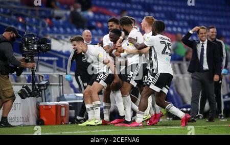 Tom Cairney de Fulham et Neeskens Kebano de Fulham célèbrent Kebano en marquant le deuxième but de son côté, tandis que Scott Parker, le Manager de Fulham, (à droite), regarde le match de fin de match du championnat Sky Bet au stade de Cardiff City Stadium, à Cardiff. Banque D'Images