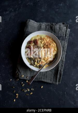 Porridge de flocons d'avoine avec curcuma Banque D'Images