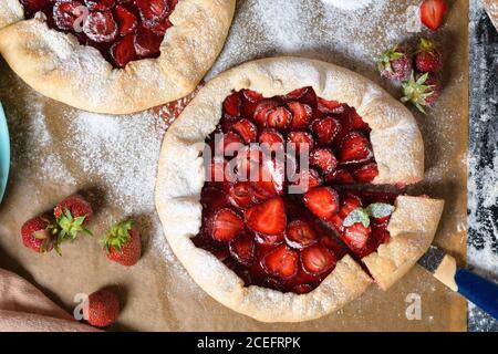 Galette aux fraises maison avec des fraises fraîches mûres sur fond sombre. Banque D'Images