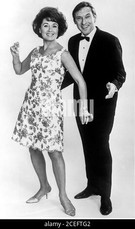 Pearl Carr et Teddy Johnson le mari et la femme ont fait du double acte dans le secteur du divertissement dans les années 1950 et 1960. Ils ont souvent participé à des spectacles de divertissement léger à la télévision anglaise et ont participé au concours Eurovision Song, qui a terminé deuxième en 1959. Banque D'Images