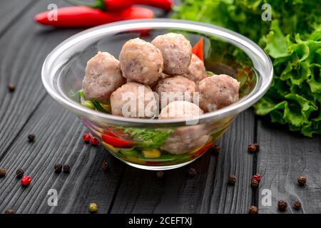 Boulettes de viande traditionnelles avec viande de poulet et bouillon de poulet Banque D'Images