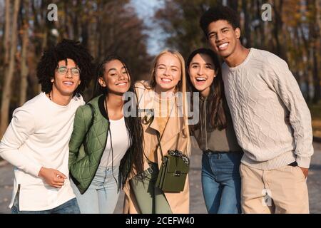 Des adolescents multiethniques souriants et souriants à l'extérieur Banque D'Images