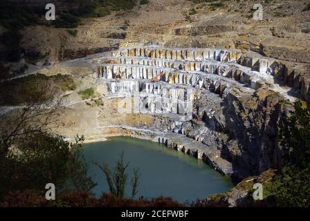 Une face active de la carrière de l'arnaque de Delabole à Cornwall, au Royaume-Uni... l'un des trous les plus profonds créés par l'homme dans le monde. Banque D'Images