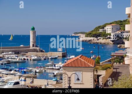 Le village de pêcheurs de Cassis en Provence : le port et le phare Banque D'Images