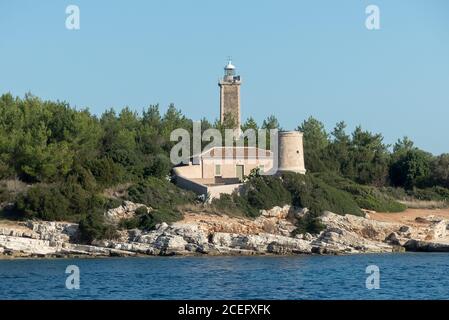 Kefalonia : deux phares (le rond est le début vénitien) à l'entrée de la ville de Fiskardo et du port Banque D'Images