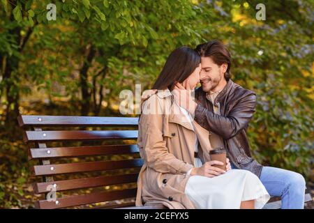 Couple romantique et magnifique sur le banc au parc Banque D'Images