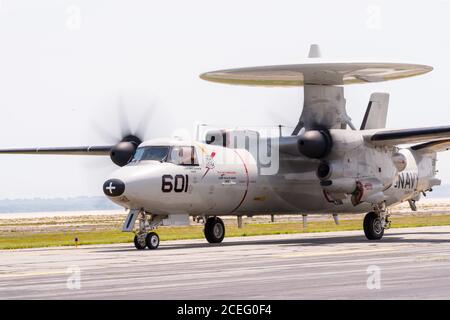 Un Northrup Grunman E-2C Hawkeye sur la piste du spectacle aérien de la Garde nationale du Rhode Island. Banque D'Images
