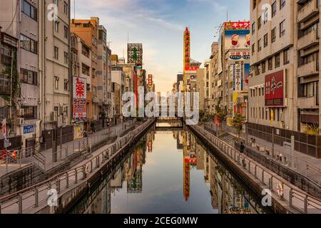 Osaka / Japon - 25 novembre 2017 : canal de Dotonbori dans le centre d'Osaka, zone de divertissement et l'une des principales destinations touristiques d'Osaka, Japon Banque D'Images