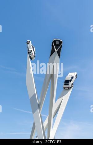 Stuttgart-Zuffenhausen, BW / Allemagne - 22 juillet 2020 : vue sur la statue de Porsche avec trois 911 Porsches au musée et au siège Banque D'Images