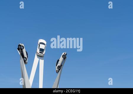 Stuttgart-Zuffenhausen, BW / Allemagne - 22 juillet 2020 : vue sur la statue de Porsche avec trois 911 Porsches au musée et au siège Banque D'Images