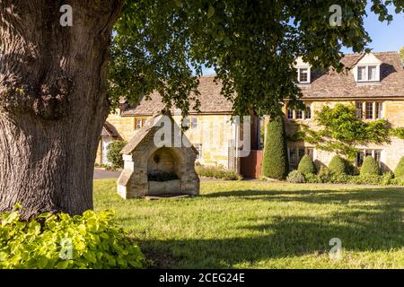 Lumière du soir sur les cottages à côté du village vert dans le village de Cotswold de Lower Slaughter, Gloucestershire Royaume-Uni Banque D'Images