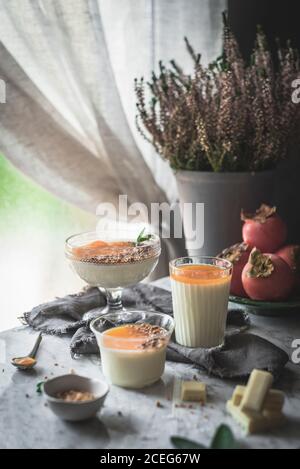 Panna cotta au chocolat blanc Banque D'Images