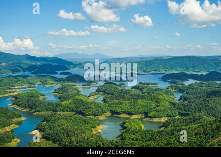 Ta Dung lac en été. Ciel bleu et nuageux sur le lac et les arbres sur la petite île paradisiaque. Parc géologique mondial de Dak Nong, Dak Nong prov Banque D'Images