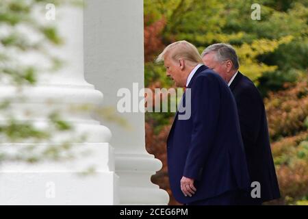 Le président AMÉRICAIN Donald Trump, à droite, est rejoin par le chef de cabinet de la Maison Blanche Mark Meadows lorsqu'il quitte la Maison Blanche, à Washington, DC, le mardi 1er septembre 2020, pour rencontrer des responsables de l'application de la loi à Kenosha, Wisconsin. Crédit : Rod Lamkey/Pool via CNP | usage dans le monde entier Banque D'Images