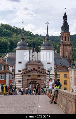 Heidelberg, BW / Allemagne - 25 juillet 2020 : les touristes se rencontrent sur l'ancien pont piétonnier avant les portes de la ville de Heidelberg Banque D'Images