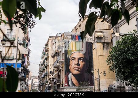 Bâtiment décoré dans le quartier de Forcella, dans le centre historique de Naples, face à Saint Gennaro. Saint Gennaro est le patron de la ville de Naples, Italie. Photo de haute qualité Banque D'Images