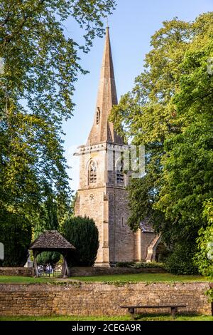 Lumière du soir sur l'église St Marys dans le village de Cotswold de Lower Slaughter, Gloucestershire Royaume-Uni Banque D'Images