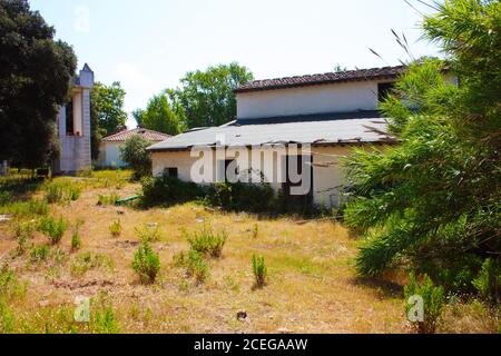 grande maison blanche peu abandonnée sans portes et fenêtres un défrichement isolé dans la nature en toscane Banque D'Images