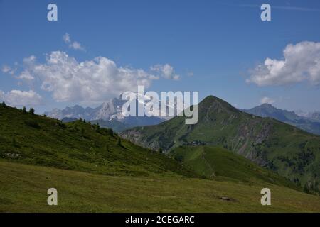 La reine des Dolomites, la Marmolada à 3343 mètres de haut, vue de Passo Giau Banque D'Images
