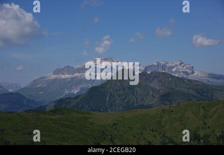 Depuis Passo Giau, vue sur le massif rocheux de Sass Pordoi Banque D'Images