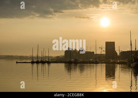 ROSTOCK, ALLEMAGNE - 21 août 2015 : vue sur le port de la ville de rostock avec la rivière warnow et les maisons en arrière-plan Banque D'Images