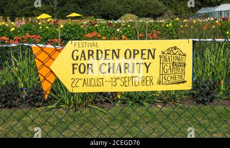 Sign Garden Open for Charity Hertfordshire Royaume-Uni Banque D'Images