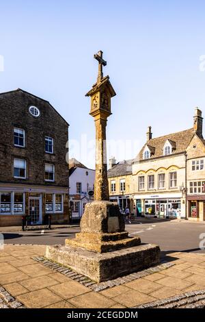 La croix dans la place dans la ville de marché de Cotswold de Stow sur le Wold, Gloucestershire Royaume-Uni Banque D'Images