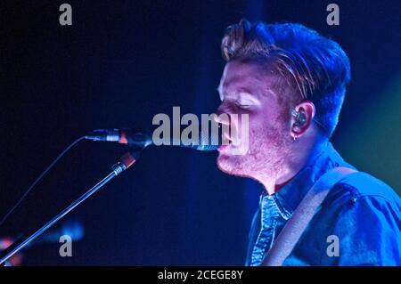 Alex Trimble, leader du groupe irlandais Two Door Cinema Club Banque D'Images