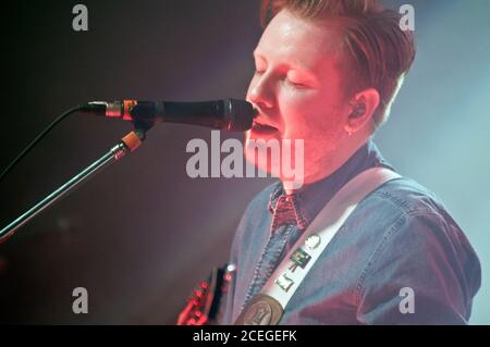 Alex Trimble, leader du groupe irlandais Two Door Cinema Club Banque D'Images