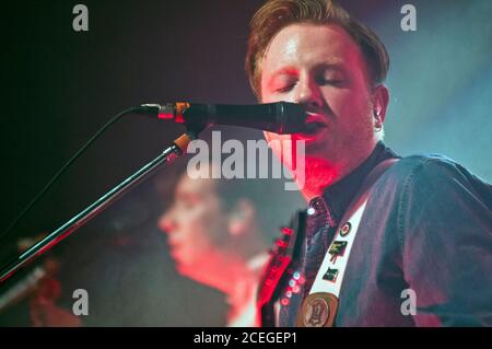 Alex Trimble, leader du groupe irlandais Two Door Cinema Club Banque D'Images