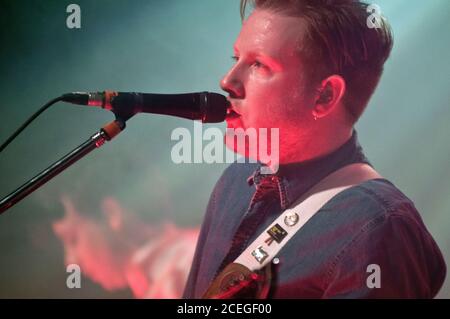 Alex Trimble, leader du groupe irlandais Two Door Cinema Club Banque D'Images