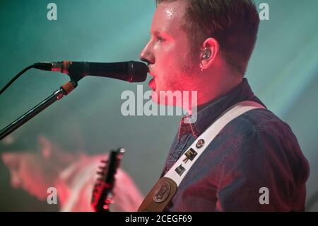 Alex Trimble, leader du groupe irlandais Two Door Cinema Club Banque D'Images