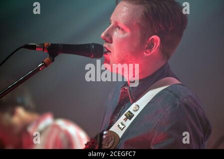 Alex Trimble, leader du groupe irlandais Two Door Cinema Club Banque D'Images