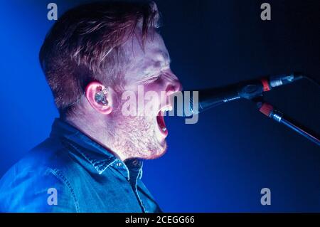 Alex Trimble, leader du groupe irlandais Two Door Cinema Club Banque D'Images